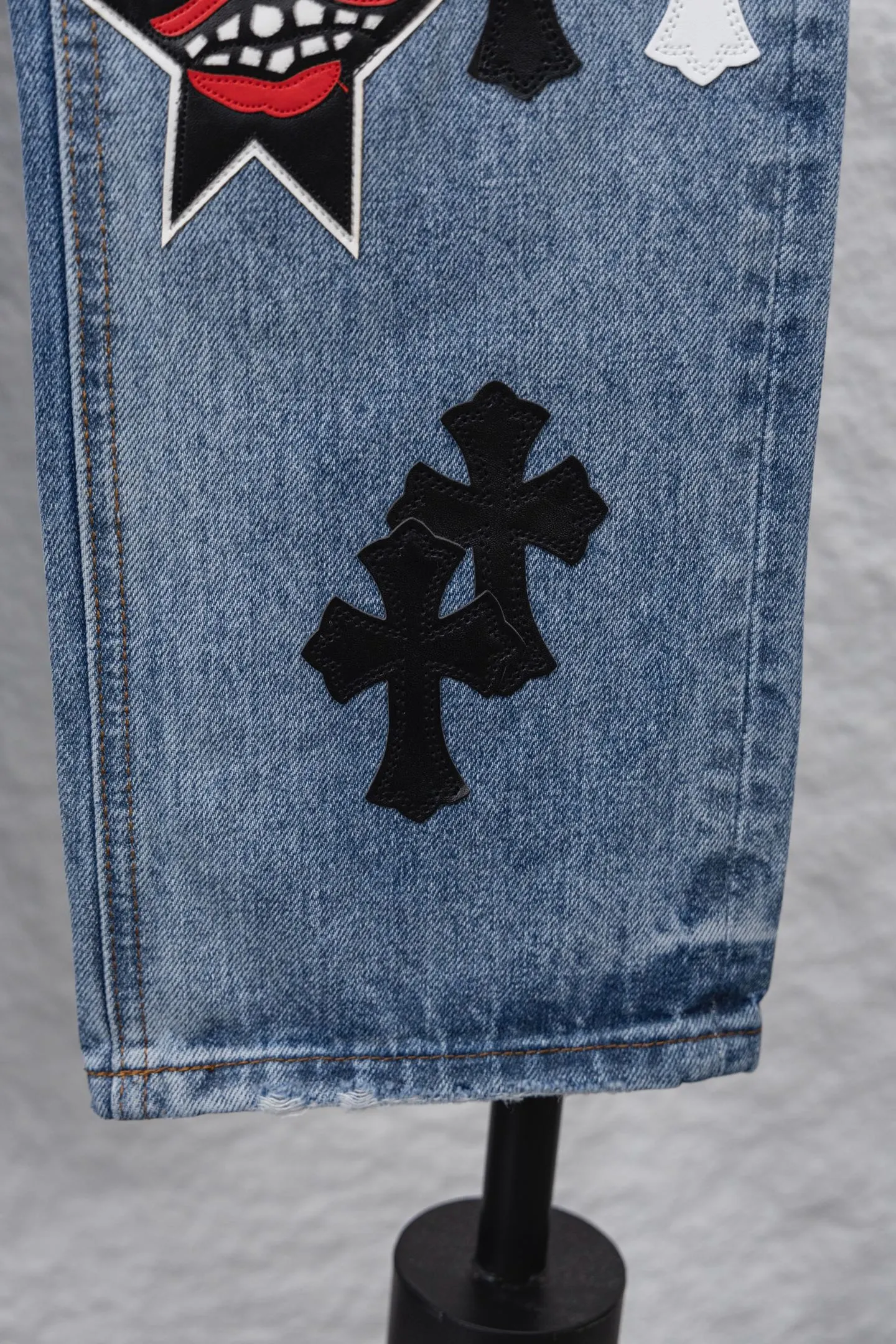 P320 model number/F095 CH Chromehearts blue graffiti cross patchwork leather heavy-duty cow king jeans, cabinet price 34W level, patchwork cross pattern embellishment, washed jeans! ! An absolutely high-end luxury product, a 1.9W-level god-level single product, a super popular product, made by top heavy industry, a magic weapon that cannot be missed!  [About Zangyin] This is an extremely luxurious fashion brand that can also be called the aristocracy of the high street. It has always been an exclusive brand for some hipsters or rich second generations. Compared with ordinary high streets, it is more luxurious and noble. Compared with luxury brands, it is more fashionable and individual. It has always been a brand that I have a special liking for. [Top heavy industry fashion design] Consistently high-street luxury style. Speaking of this style, the Zangyin family and GU family are definitely the leading representative brands. Especially the Zangyin family has really achieved a state-of-the-art effect in creating high-street style. The unique washed material is used to create this style. The color system is already quite eye-catching. After it is decorated with patchwork cross flowers, it cleverly highlights the charm of the brand. Secondly, this style uses classic The high-waist cutting design highlights the long legs and fashionable temperament of the upper body. The brand is highly recognizable and the slim fit configuration is more suitable for daily wear. It is a product that interprets personality, fashion, and specifications at a glance. This single product is enough to make any fan excited. It can be a white T-shirt for a youthful college style, or a tight suspender for a royal style. It has strong matching ability and can be easily controlled by men.   [Materials and craftsmanship] Needless to say, this point goes without saying. As an excellent craftsman brand, Zangyin’s requirements for details and craftsmanship are really perfect. The washed color of this model has gone through so many processes, not to mention the embellishment of denim appliques. It is also purely hand-made and sewn. Just like what they believe in, only hand-made things have soul and have the meaning of wear. A top-notch heavy-duty fashionable denim item, I look forward to your perfect interpretation! !   Color: Blue Version: Loose